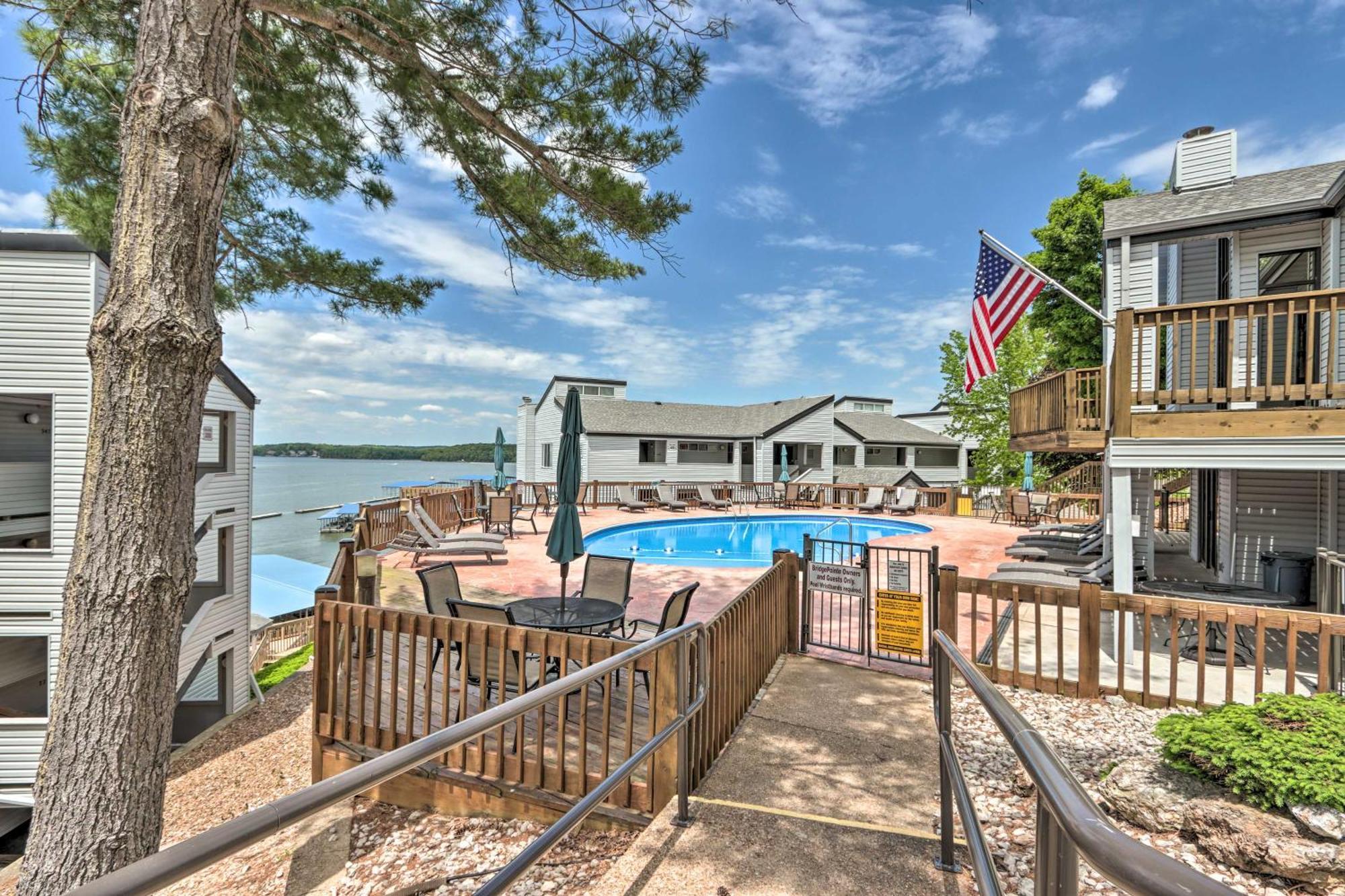 Sunny Osage Beach With Balcony And Lakefront View Eksteriør bilde